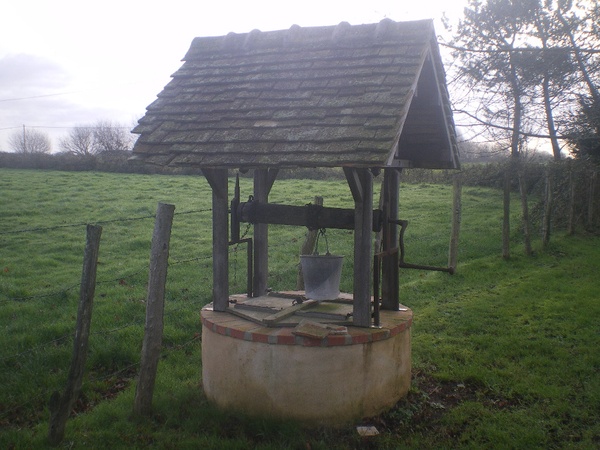 Puits couvert à la campagne