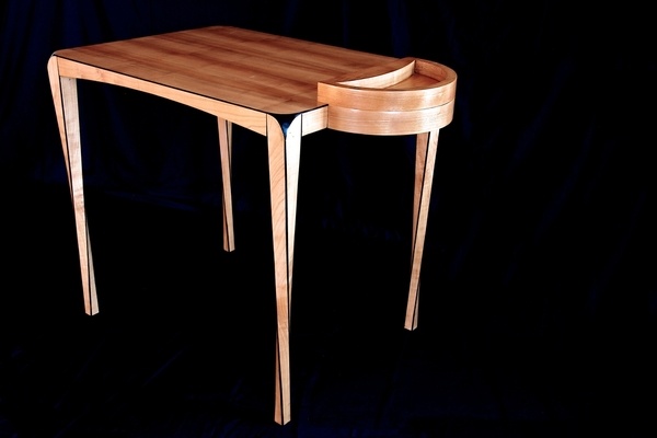 Bureau en merisier incrusté d'ébène, pieds gainés en quart de tour torsadés et cassetin