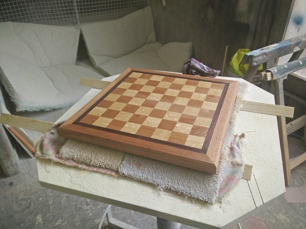 Plateau d'échec en bois rouge, chêne et wengé