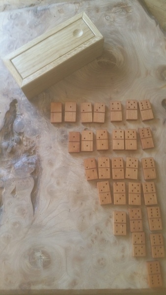 Boîte à dominos aux outils à main