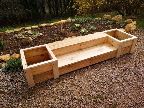 Marches ou bancs extérieurs pour jardinières