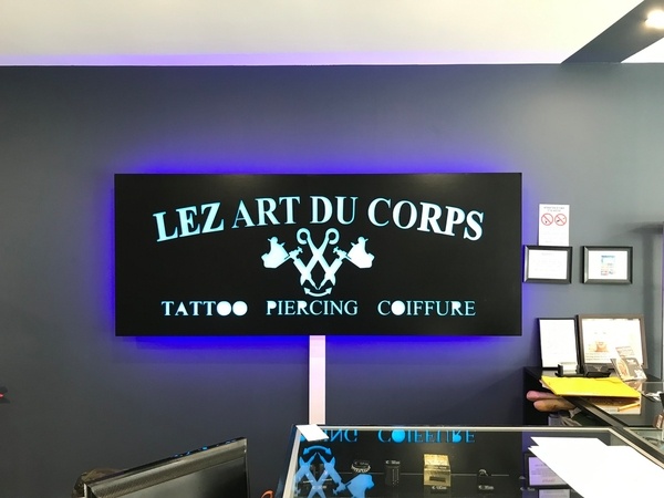 Enseigne lumineuse pour un tatoueur