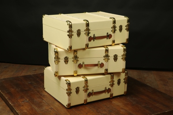 3 valises pour la prochaine  serie de Canal plus