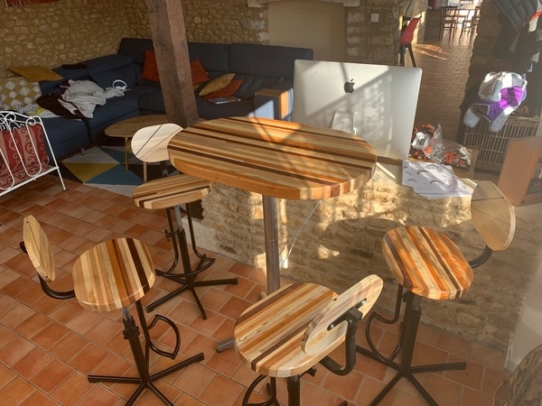 Mange debout et tabourets