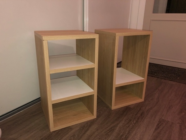 Deux petites tables de nuit