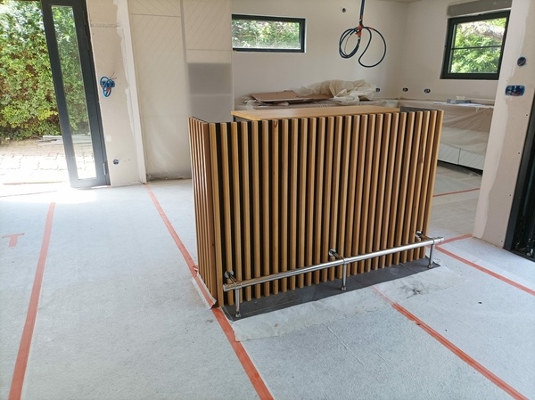 Façade de bar & plan d'ilot centrale sur pied en acier