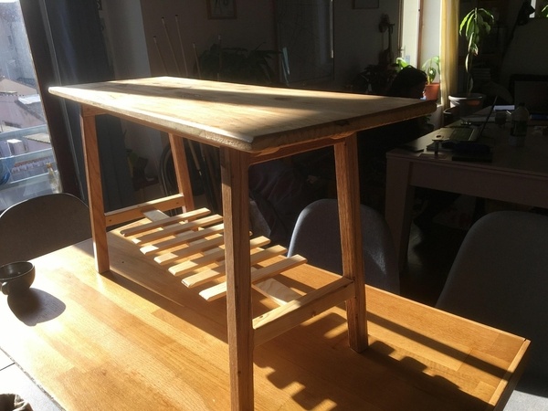 Petit banc pour se chausser, en pin et chêne