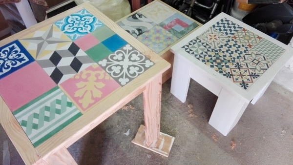Table bistro naturel Douglas patchwork carreaux de ciment