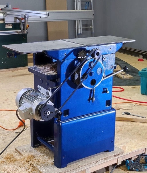 Rénovation d'une vieille dégauchisseuse inconnue.