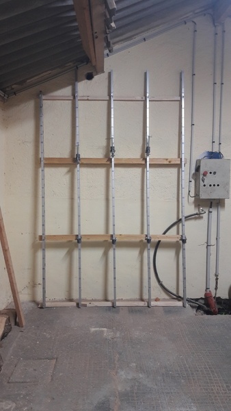 Presse à panneaux en alu avec machoires de dormants