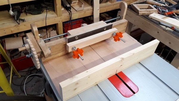 Gabarit à vis pour queues droits