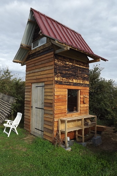 La cabane terminée avec toit, bardage, porte et fenêtres :-D