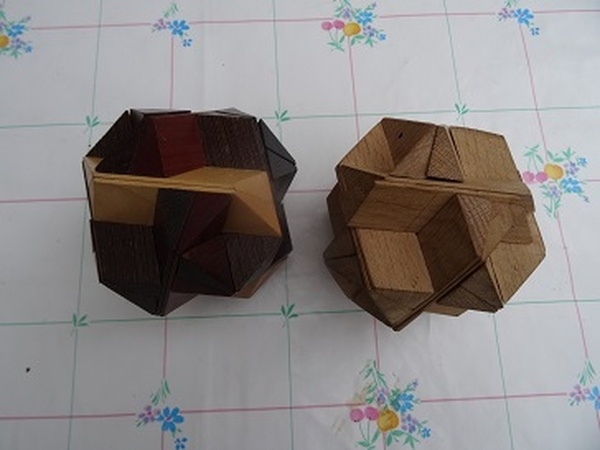 à gauche le scorpius d'origine à droite mon scorpius copié