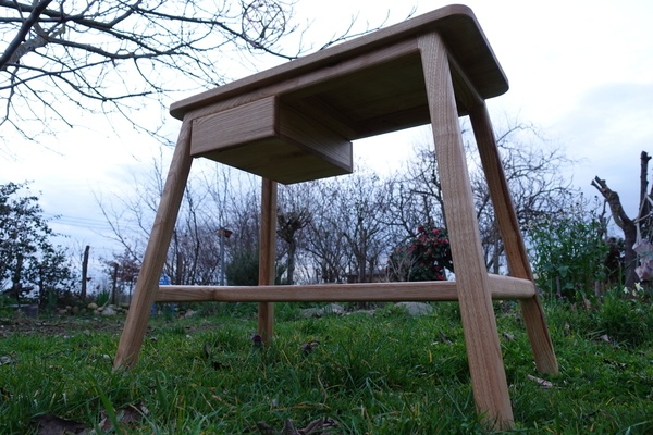 Bureau en arêtier avec tiroir suspendu