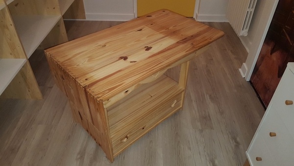 Table avec charnières en bois pour les rallonges