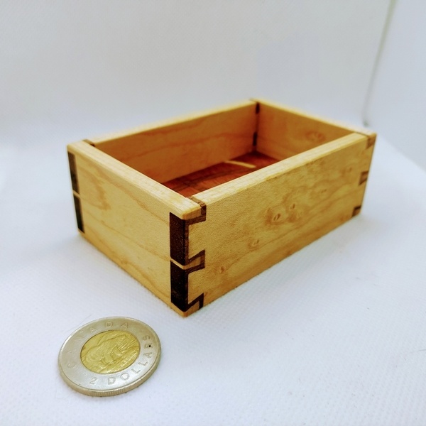 Petite boîte à queue d'arondes avec incrustations