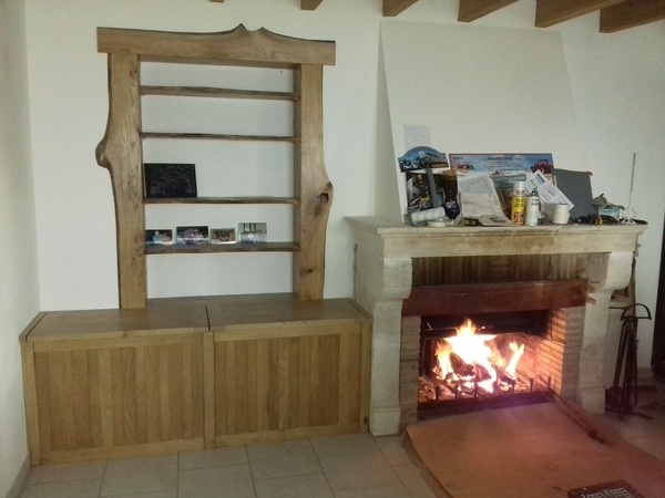 Cofre à bois avec une niche