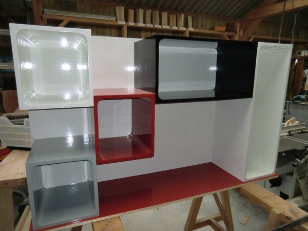 Un bureau  / tv laqué pour un studio