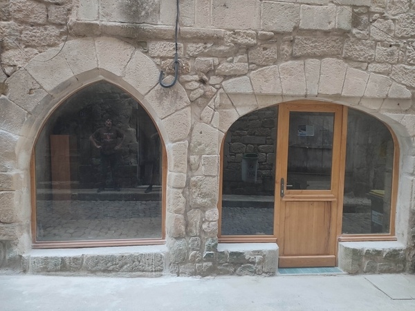 Façade sur pierres anciennes