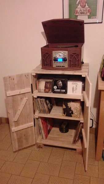 Range CD-vinyles et porte tourne-disque.