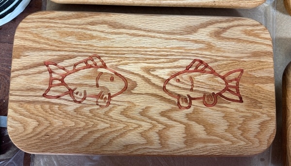 Planches de présentation en chêne gravées et résine