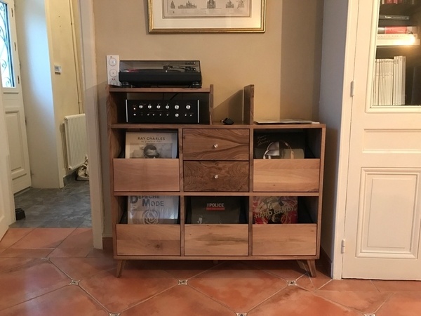 Un meuble pour vinyle et platine