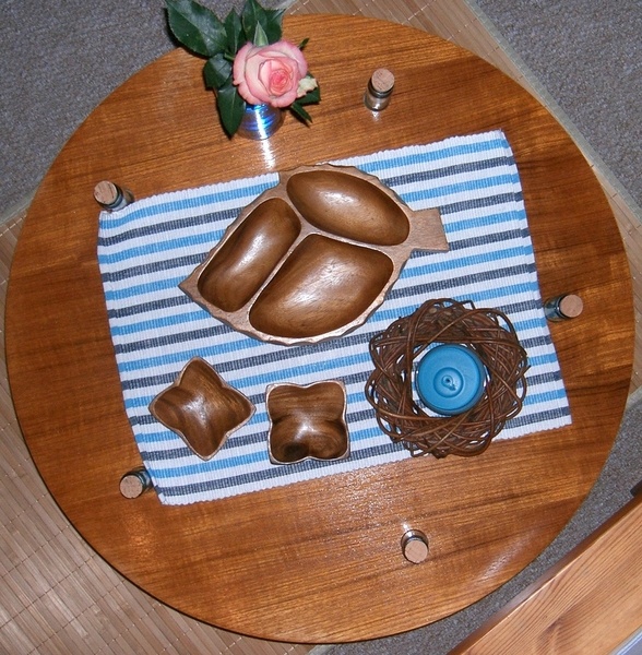 Petit table avec 5 bouteilles