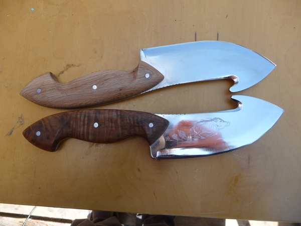 Couteaux de chasse gravés