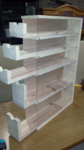 Un meuble de rangement pour fraises et mèches