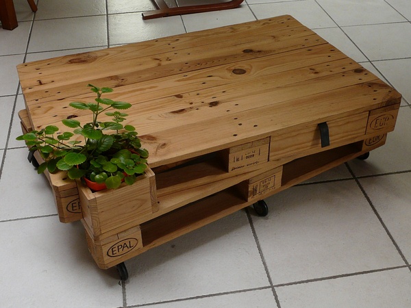 Table basse palettes sur roulettes