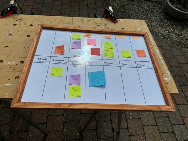 Tableau blanc en hardboard et encadrement en sapin