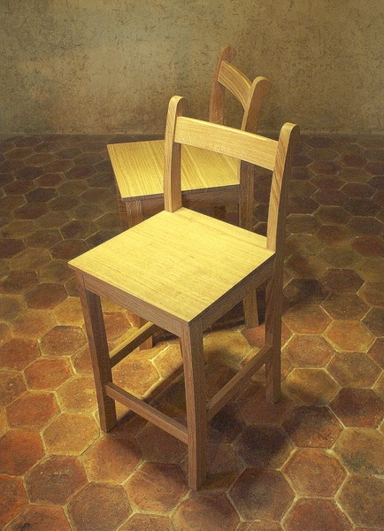 Une paire de chaises hautes