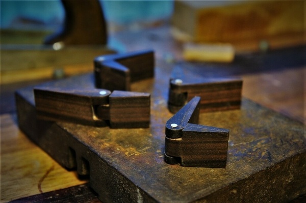 Charnières... en bois.