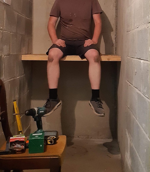 Etagères dans une cave