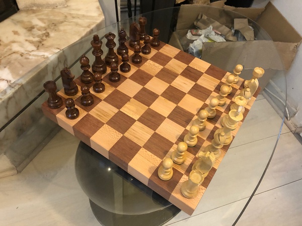 Un échiquier, compagnon du confinement...