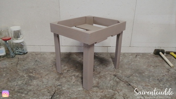 Support pour la poubelle de la salle de bain