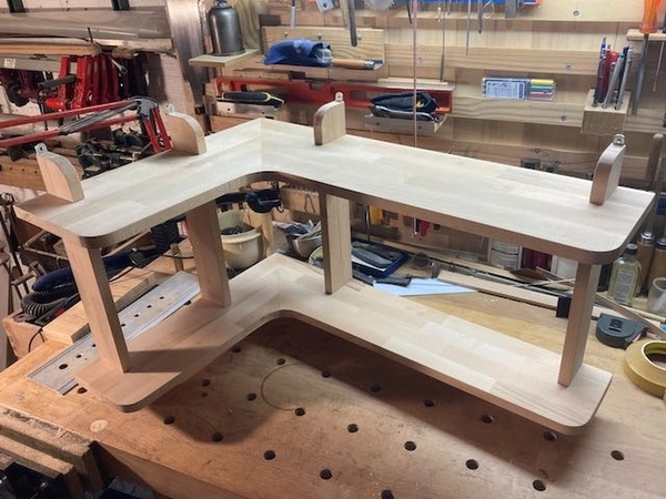 Etagère d'angle en hêtre lamellé-collé