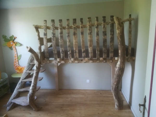 Lit d'enfant en bois de récupération