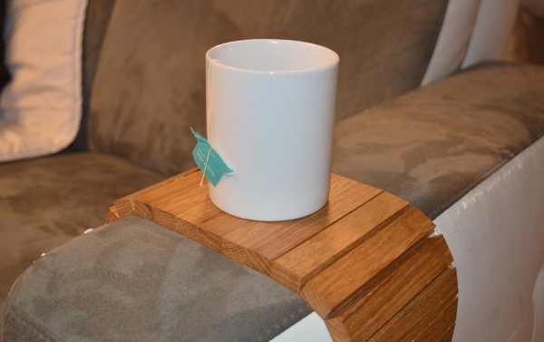 Un support de tasse pour canapé