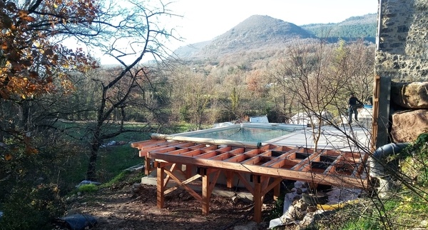 Ensemble porteur d'une terrasse avec bardages.