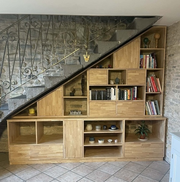 Placard en hévéa sous escalier