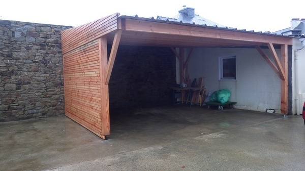 Carport avec façade bardée