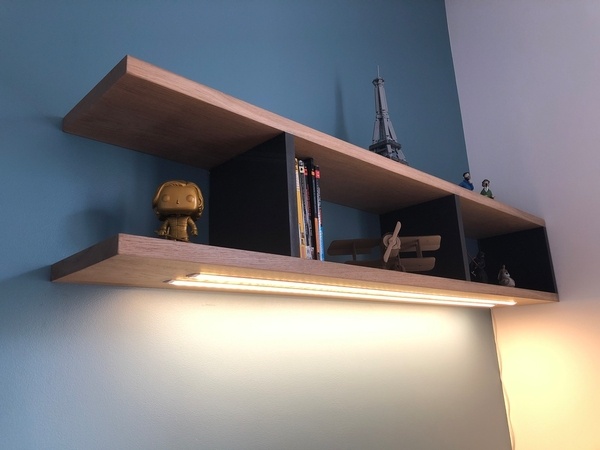 Etagère murale chêne et Valchromat noir, bandeau LED intégré