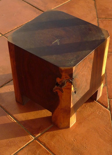 Tabouret "rablé" taillé dans un bloc