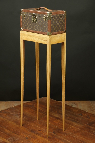 Un  support pour Vanity case Vuitton