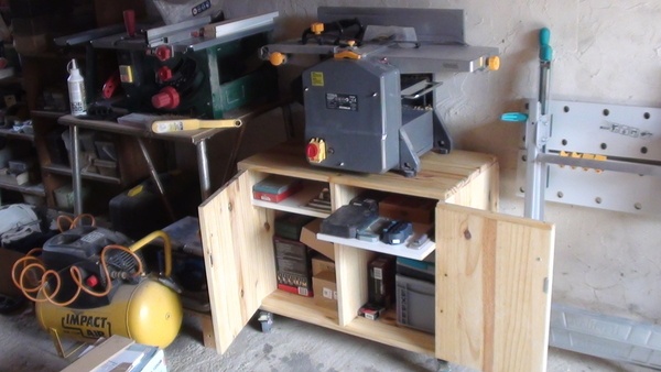Petit meuble d'atelier pour dégauchisseuse-raboteuse