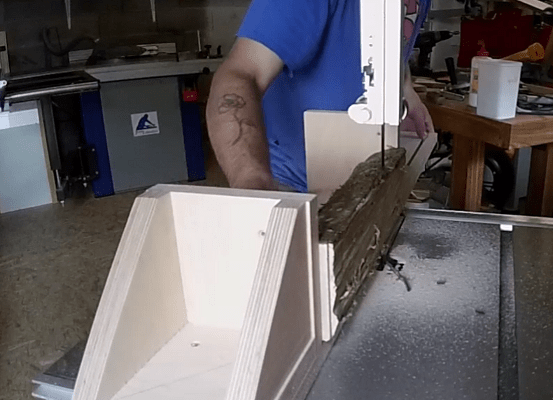 Traineau pour refente a la scie a ruban