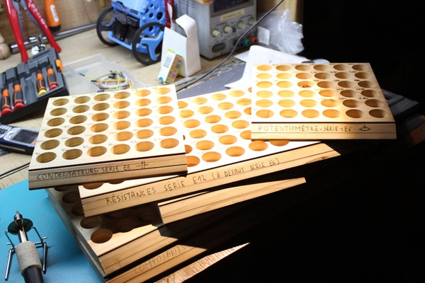 Boite à Composants Electronique (CMS)