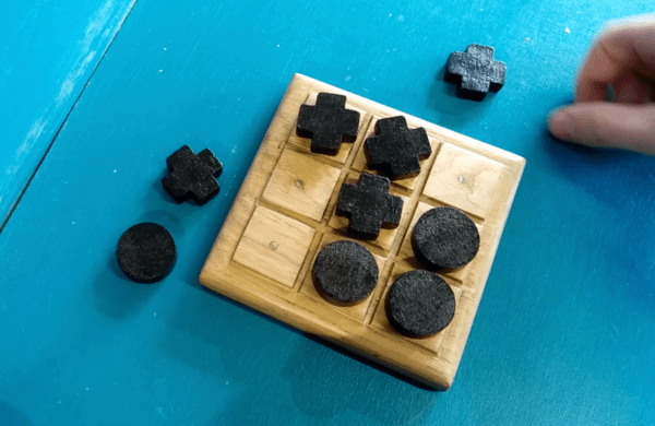 Un morpion en bois avec des pièces aimantées