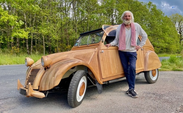 La 2CV en bois est à vendre!